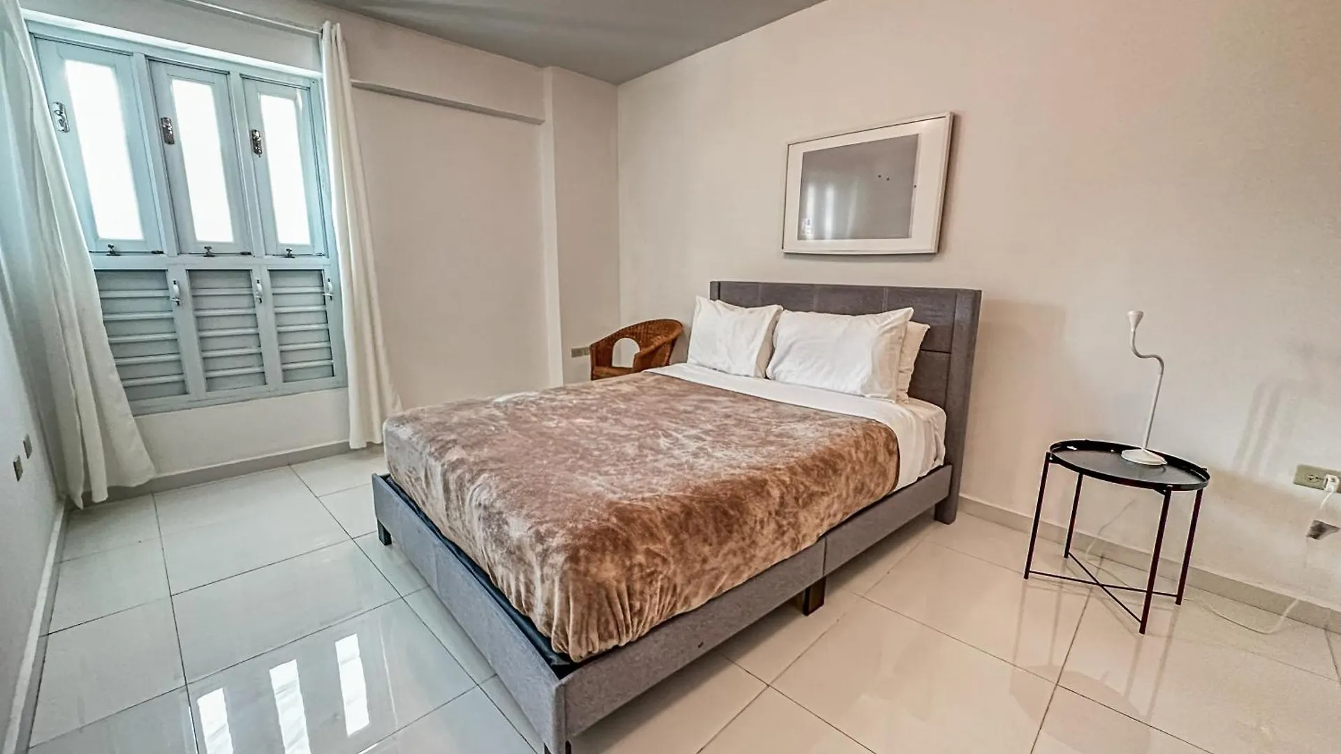 הקונטקטים של Arecibo Hotel 2106